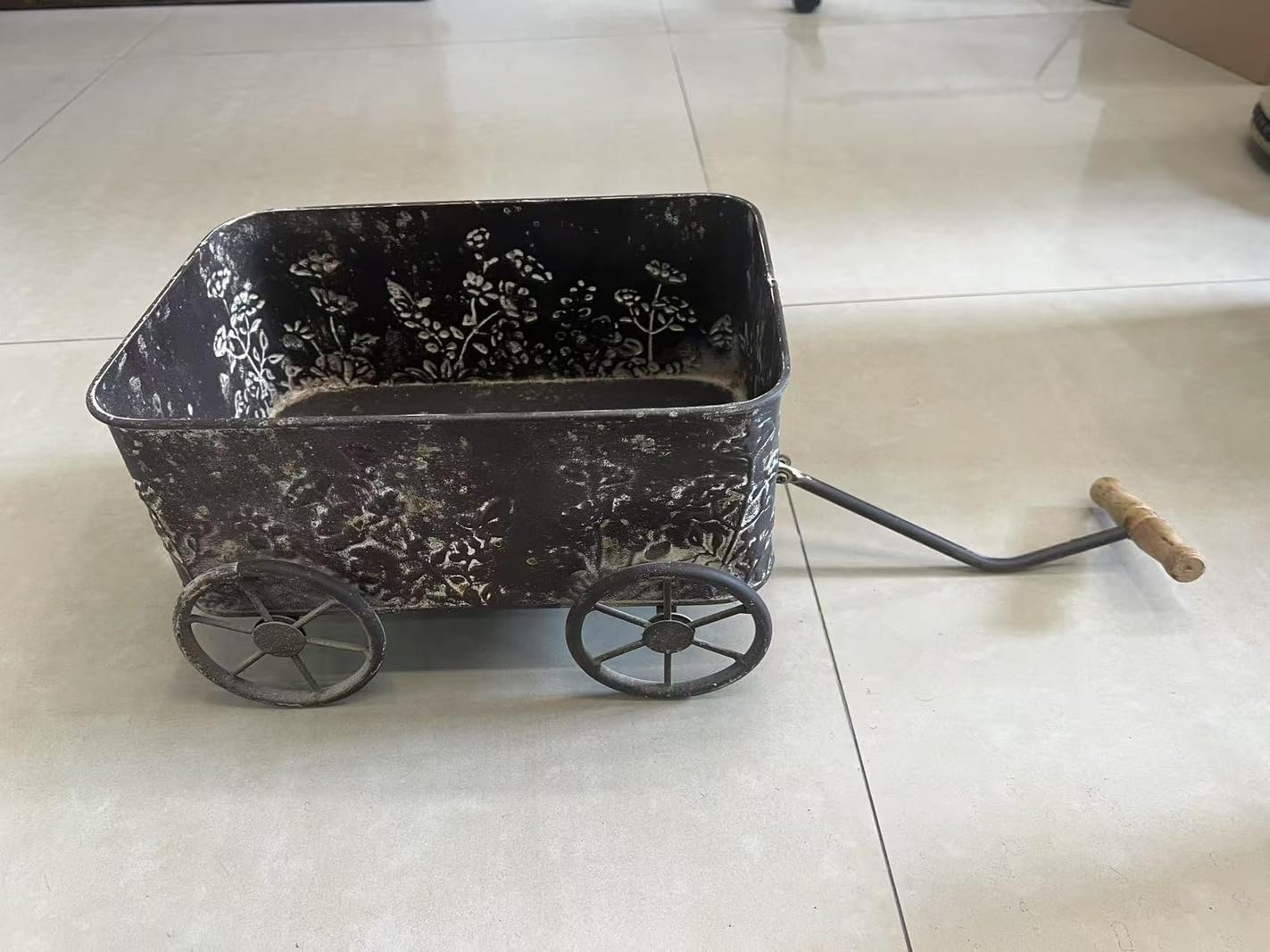 Flower Cart with Wooden Handles, Metal Wagon Planters for Outdoor Plants, Garden Planter with Wagon Wheels, Decorative Wheelbarrow, Plant Cart for Patio Garden Balcony (Brown)