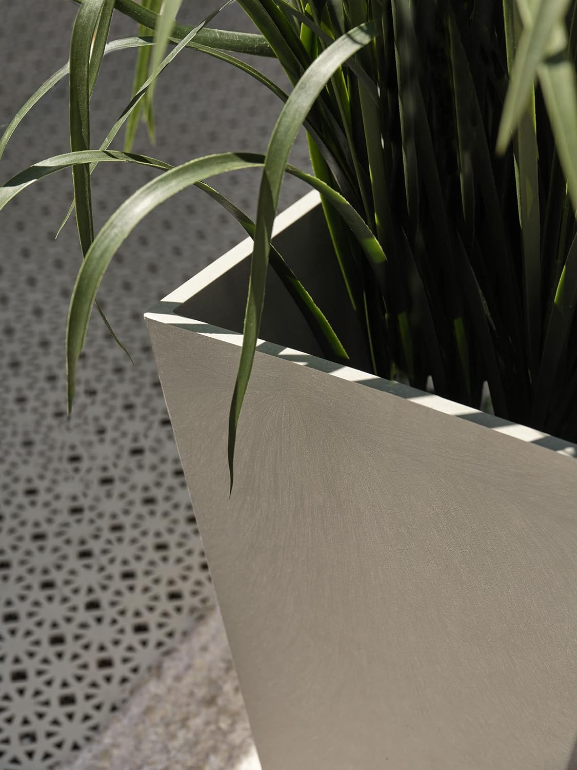 Veradek V-Resin Indoor/Outdoor Taper Planter, Set of 2 (30 inch, Grey)