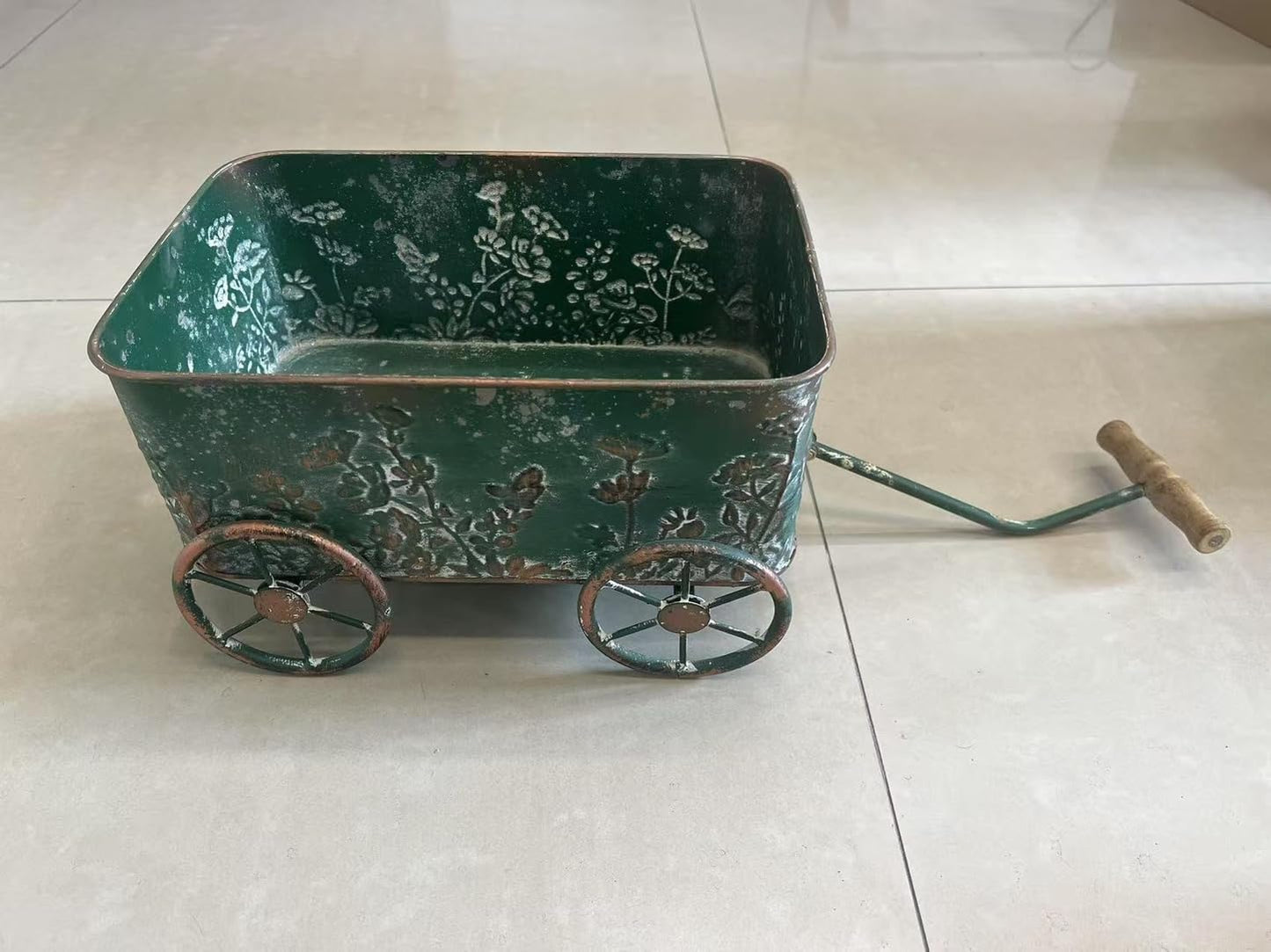 Flower Cart with Wooden Handles, Metal Wagon Planters for Outdoor Plants, Garden Planter with Wagon Wheels, Decorative Wheelbarrow, Plant Cart for Patio Garden Balcony (Green)