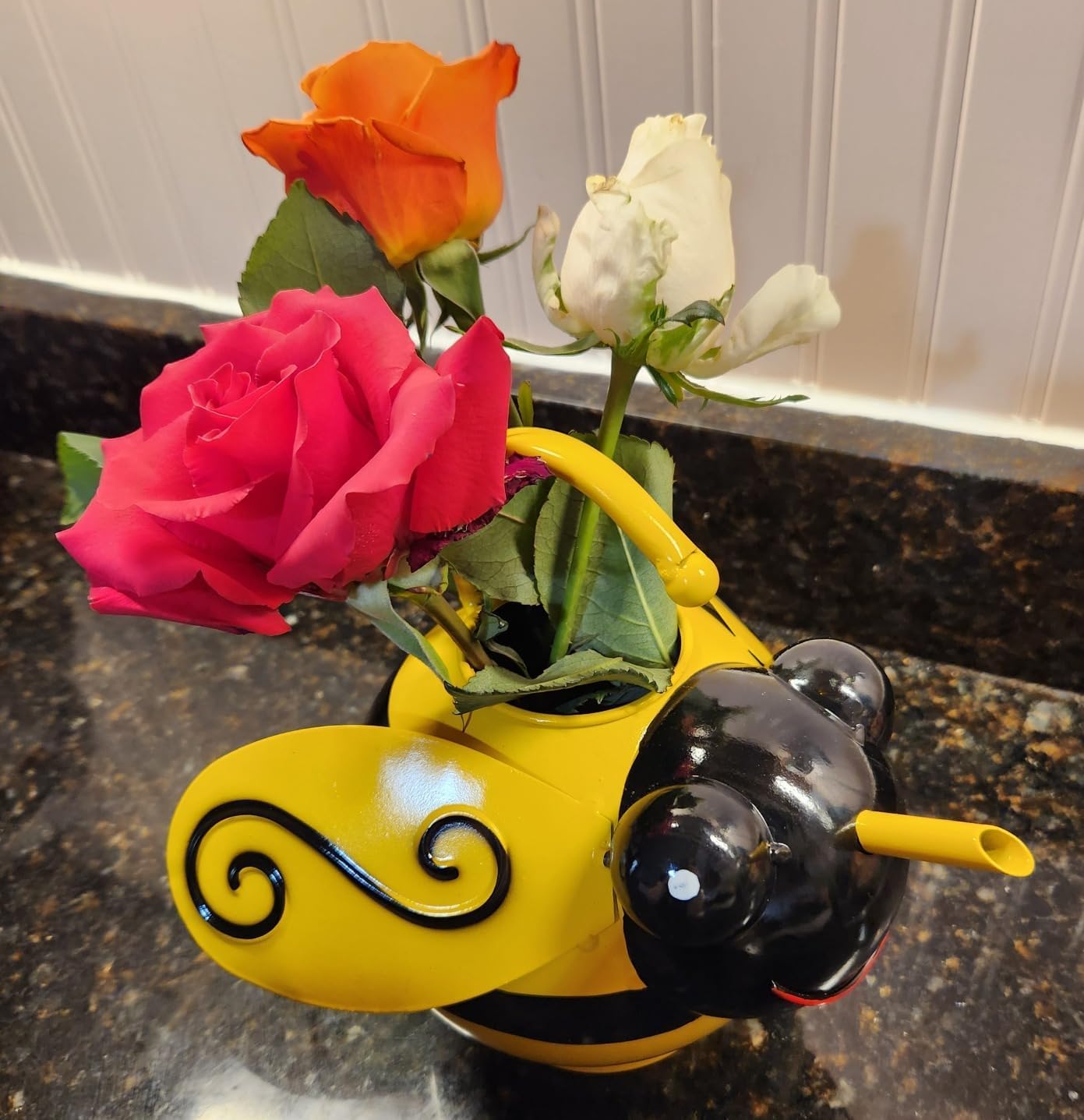 Metal Cute Bee Watering Can for Indoor/Outdoor Plants, Handmade Bee Watering Pot 1.8L 1/2 Gallon, Kids Novelty Decorative Watering Kettle Planter for Plants Succulent Flowers, Garden Decor