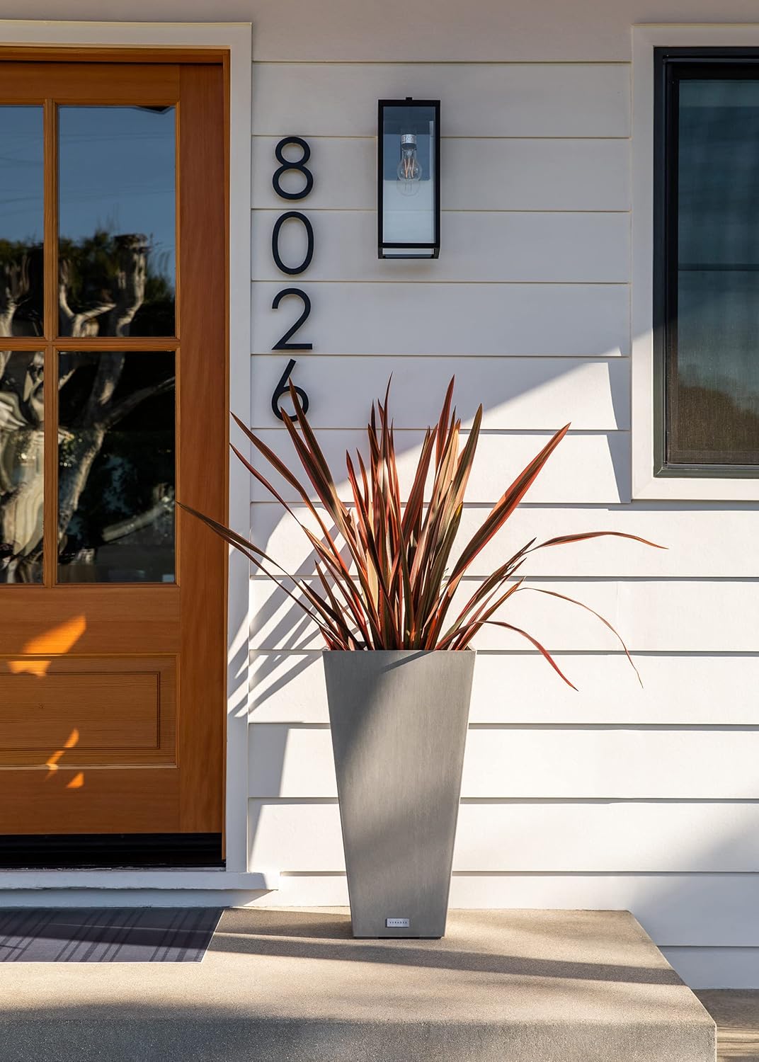 Veradek V-Resin Indoor/Outdoor Taper Planter (30 inch, Grey)