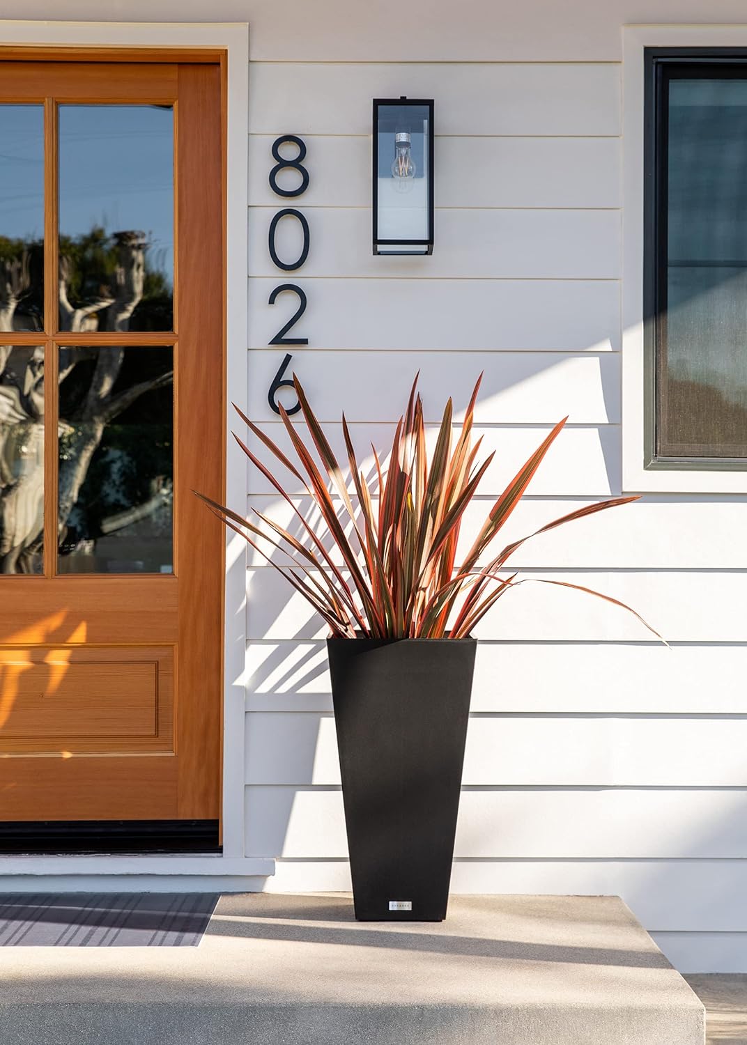 Veradek V-Resin Indoor/Outdoor Taper Planter (30 inch, Black)