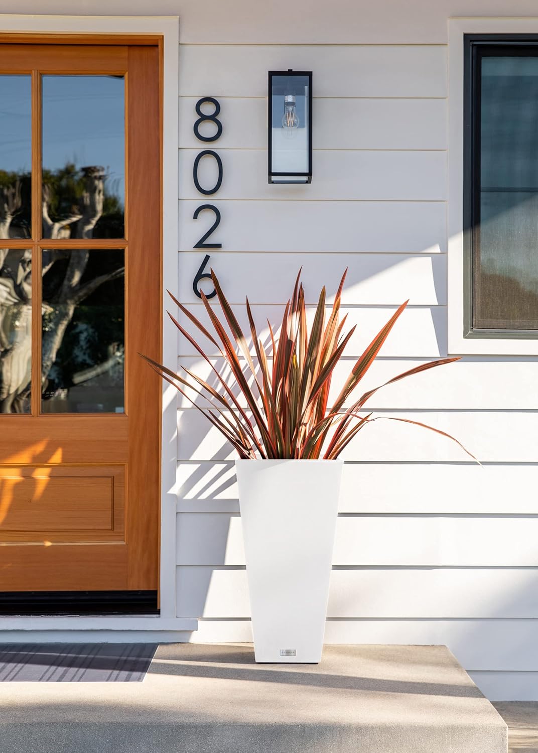 Veradek V-Resin Indoor/Outdoor Taper Planter (30 inch, White)